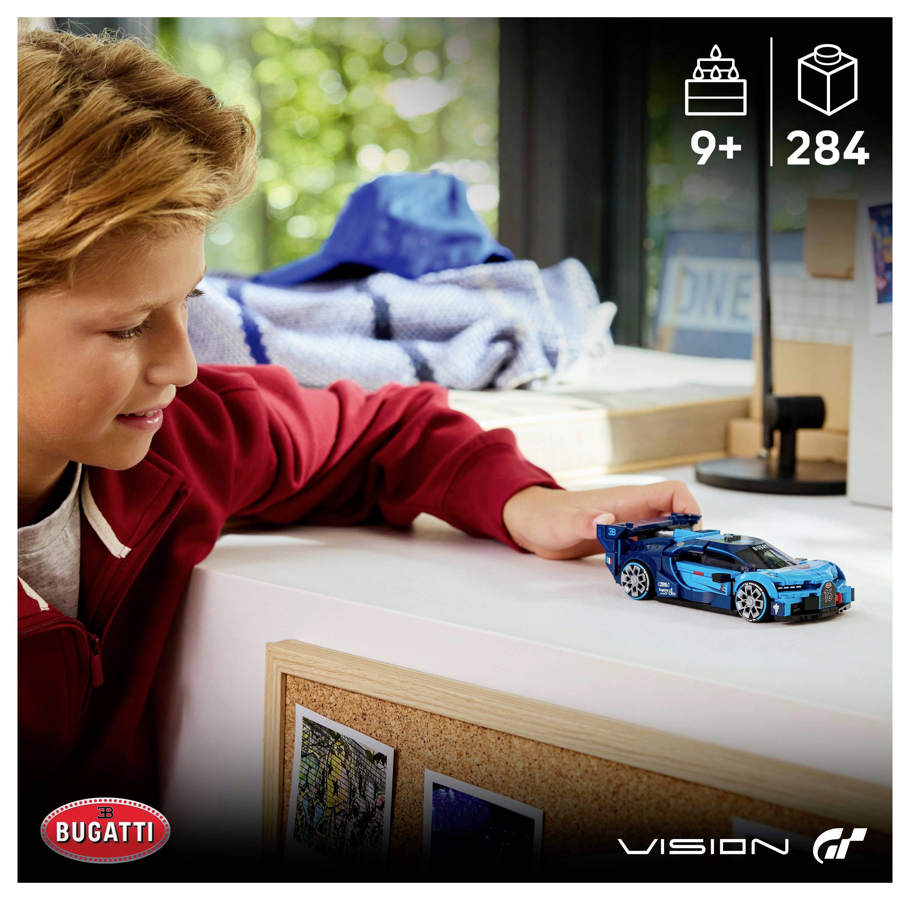 Un enfant joue avec une voiture de course bleue sur un bureau. Le coin droit affiche des icônes : âge 9+, 284 pièces. Les marques « Bugatti » et « Vision GT » sont visibles.
