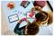 Deux enfants sont assis à une table en train d'assembler des voitures LEGO avec des briques rouges, en utilisant des tablettes affichant des instructions connexes.