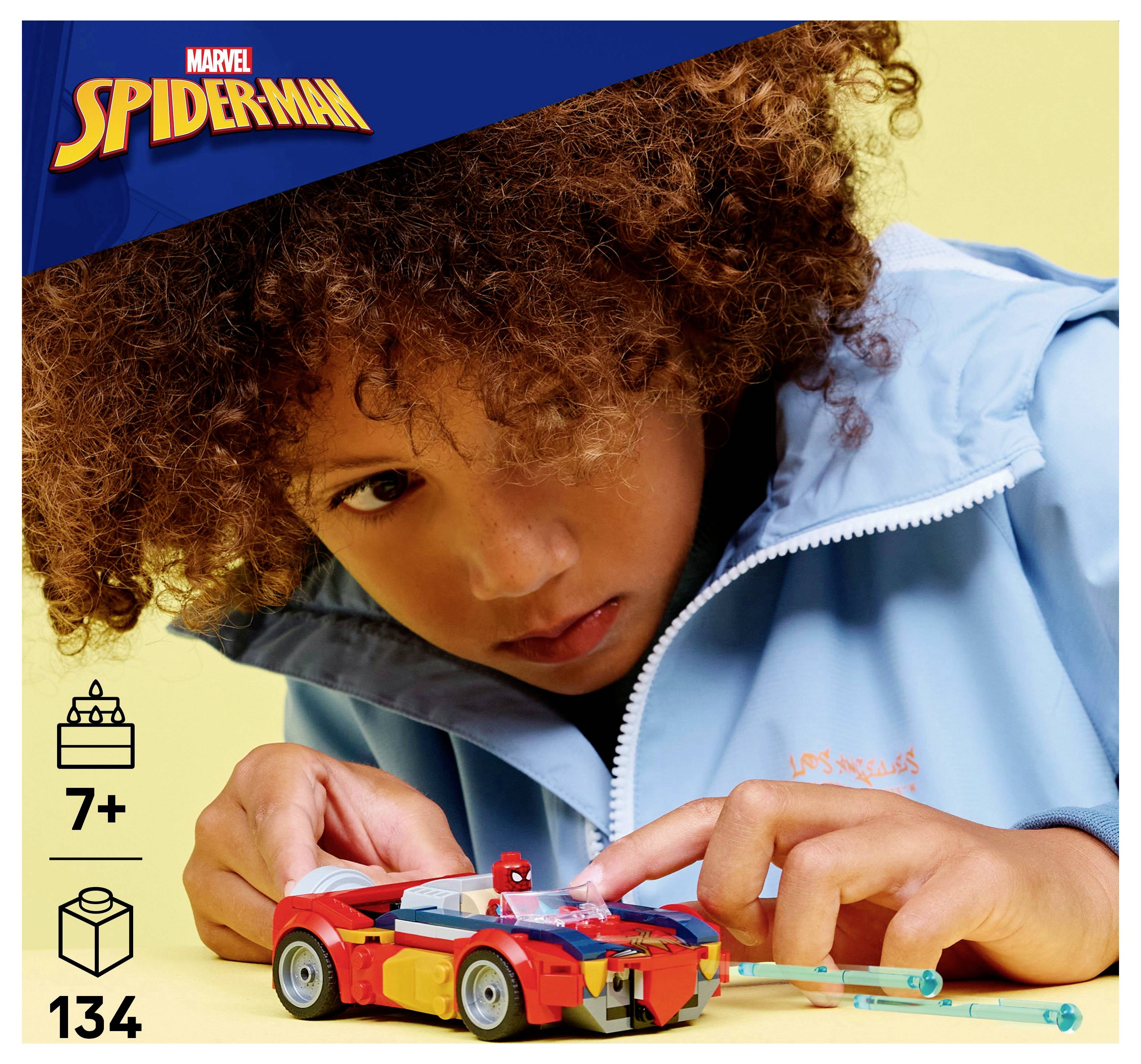 Un enfant assemblant attentivement un ensemble de voiture Spider-Man LEGO coloré, recommandé pour les 7 ans et plus, comprenant 134 pièces, avec une voiture jouet rouge.