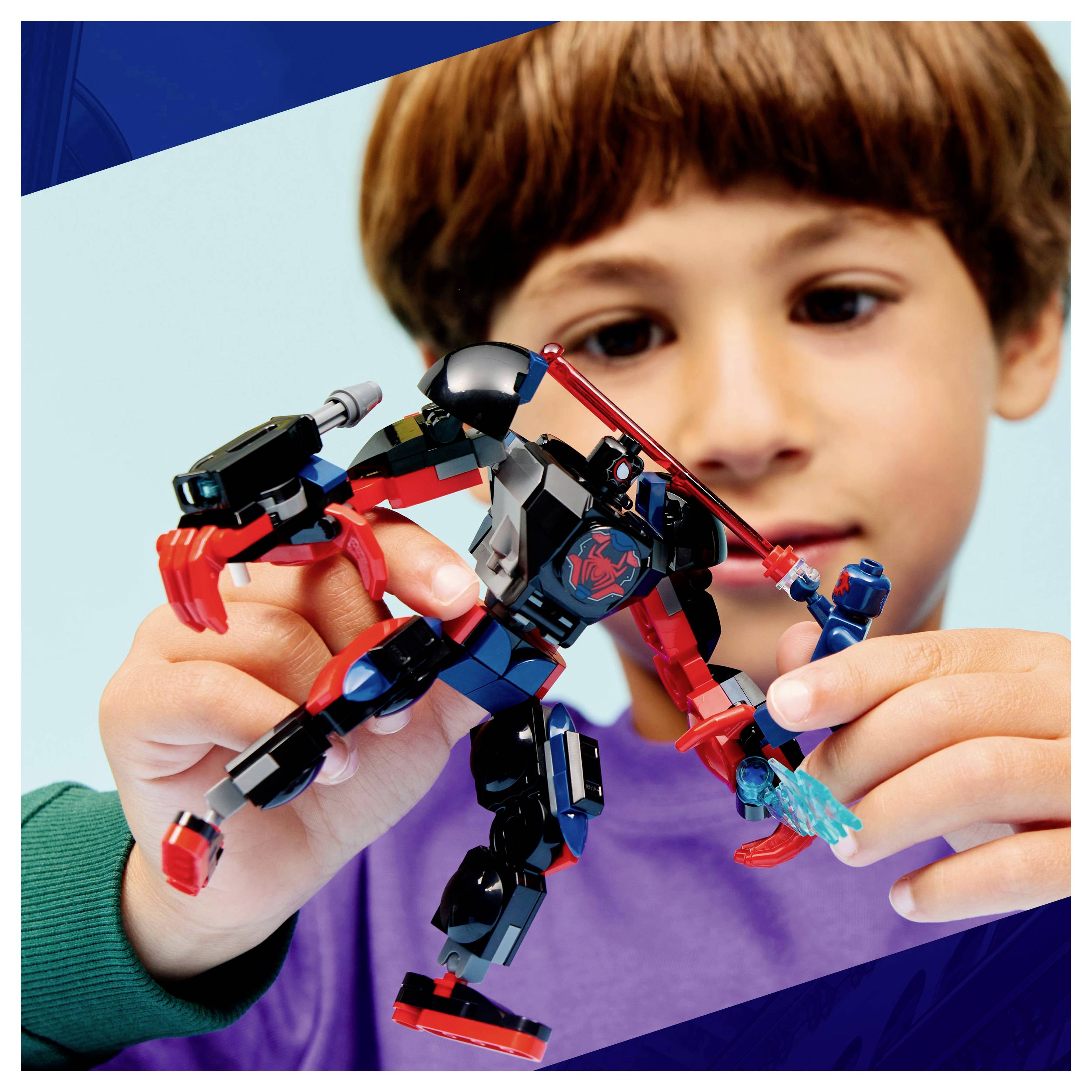 Un enfant tient et joue avec une figurine d'action colorée aux parties mobiles, exprimant de la concentration et un engagement dans un jeu créatif.