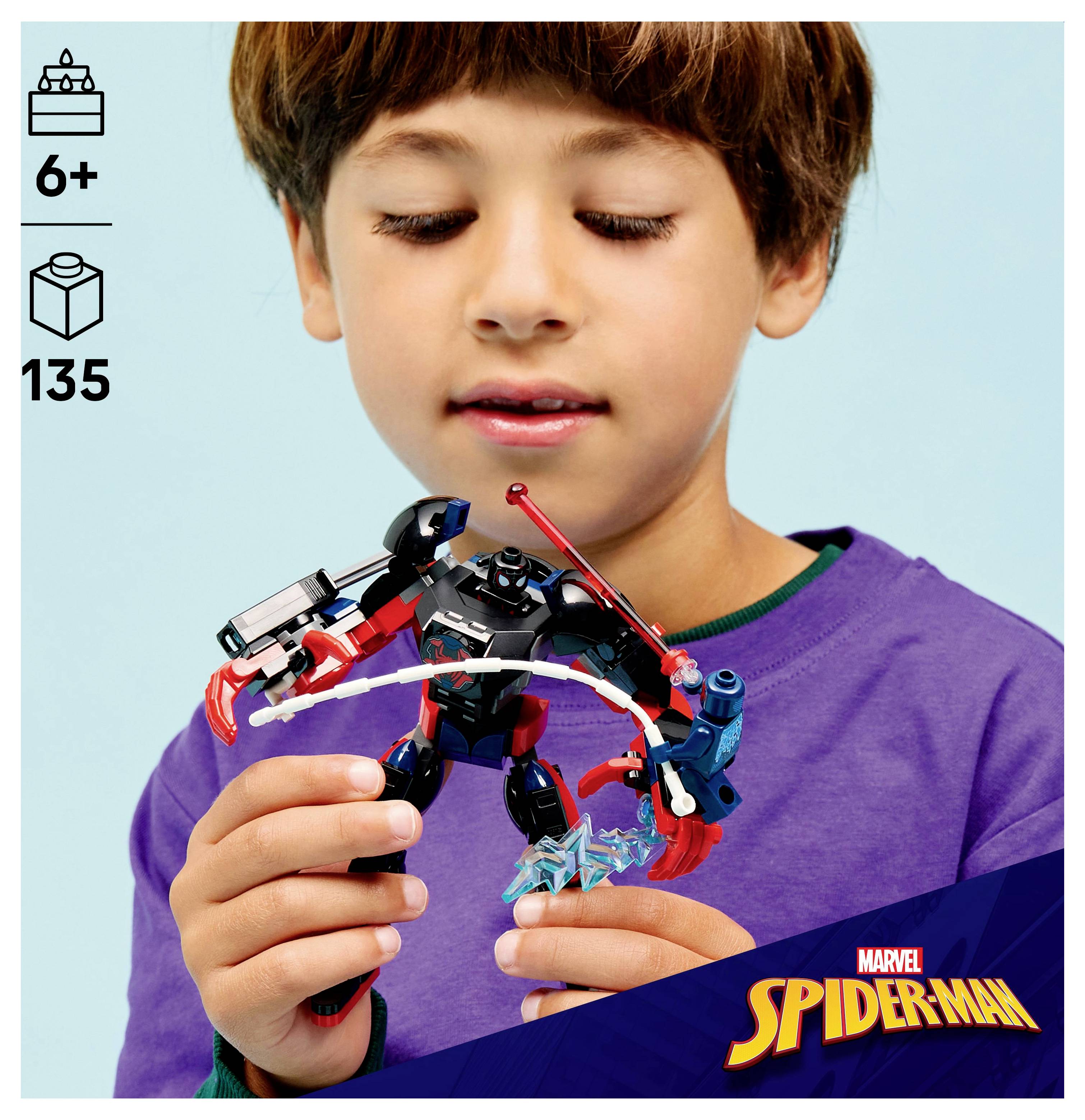 Un enfant joue avec un ensemble de figurines d'action Spider-Man. L'ensemble convient aux enfants de 6 ans et plus, contient 135 pièces, avec des éléments de marque Spider-Man.
