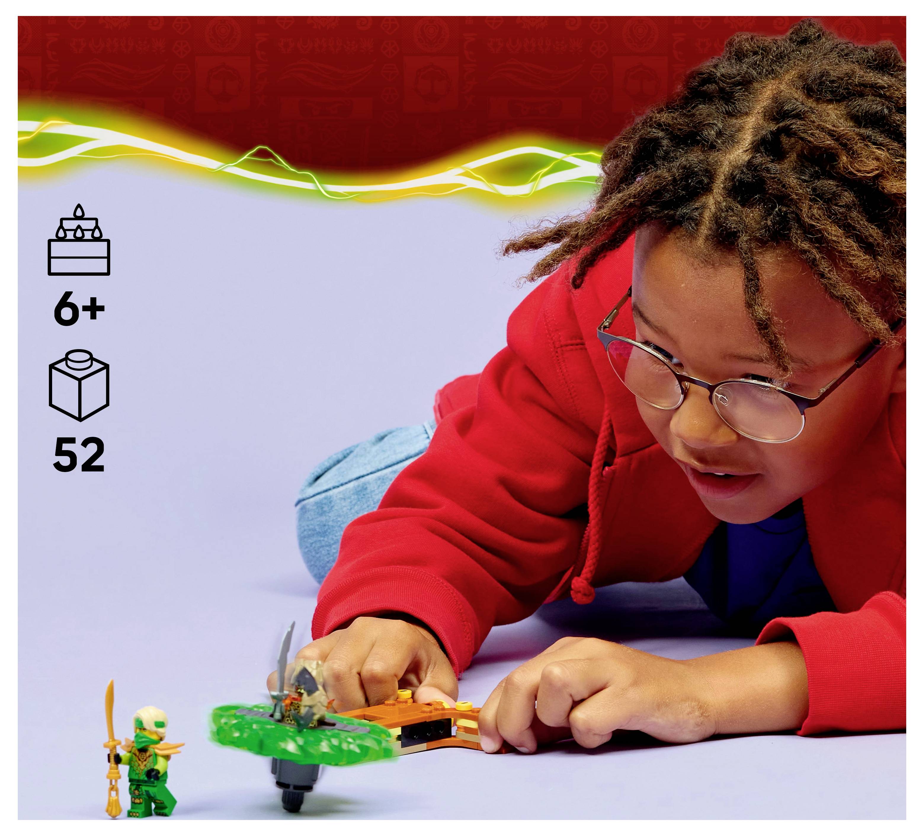 Un enfant joue avec un véhicule jouet coloré et une petite figurine verte sur une surface claire. Des icônes indiquent « 6+ », un cube et « 52 » signalant l'âge et le nombre de pièces.