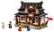 Un ensemble de construction représentant un temple de style japonais avec des personnages en poses dynamiques, comprenant un guerrier, un moine et des civils, entouré de végétation.