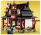 Un ensemble de construction de jouets coloré ressemblant à une maison de style japonais traditionnel, avec deux figurines dans des poses d'arts martiaux sur le toit, et deux figurines debout devant.