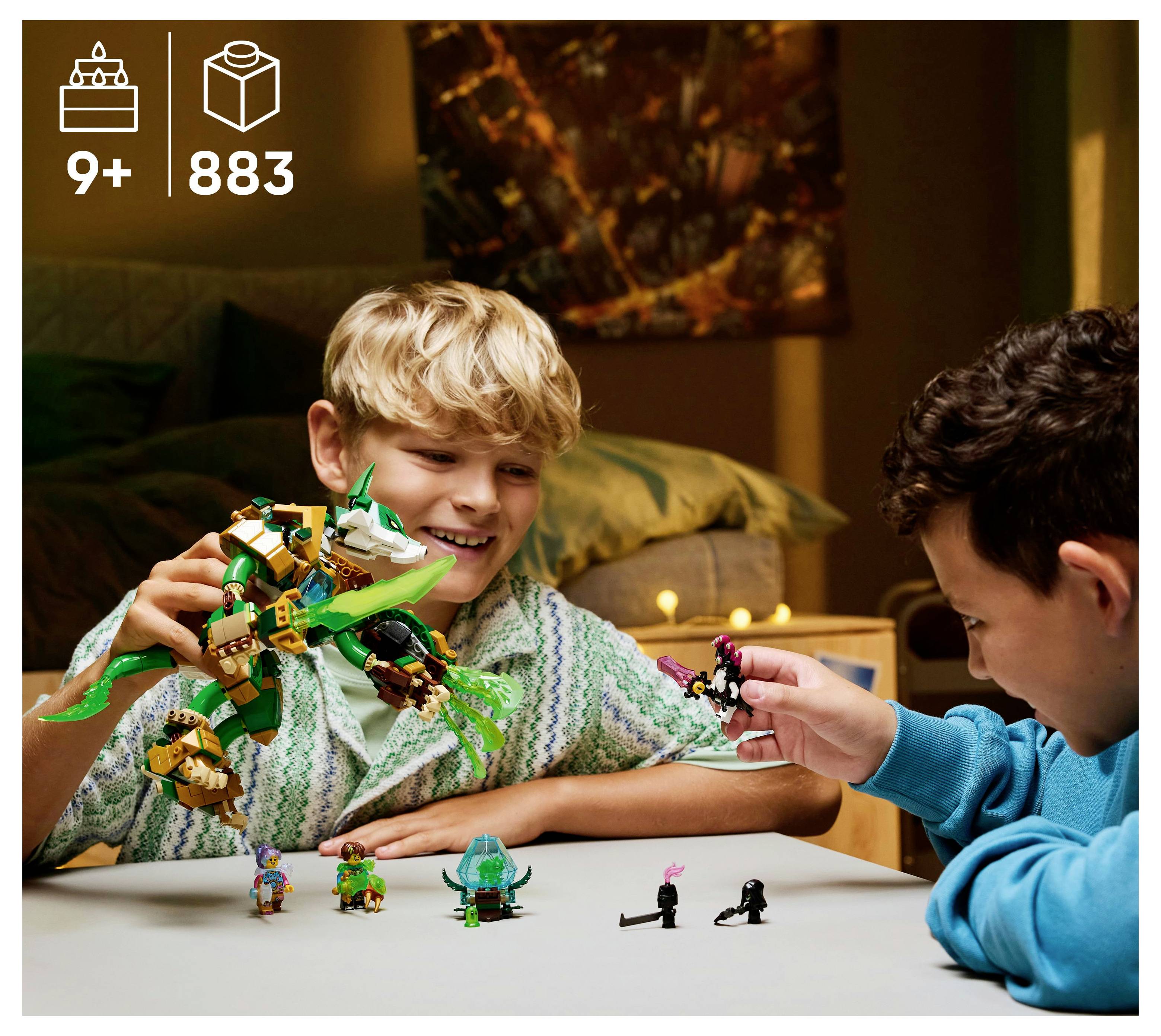 Deux enfants jouant avec des ensembles LEGO sur le thème des dinosaures dans une chambre. Une boîte dans le coin indique '9+' comme âge recommandé et '883' pièces.