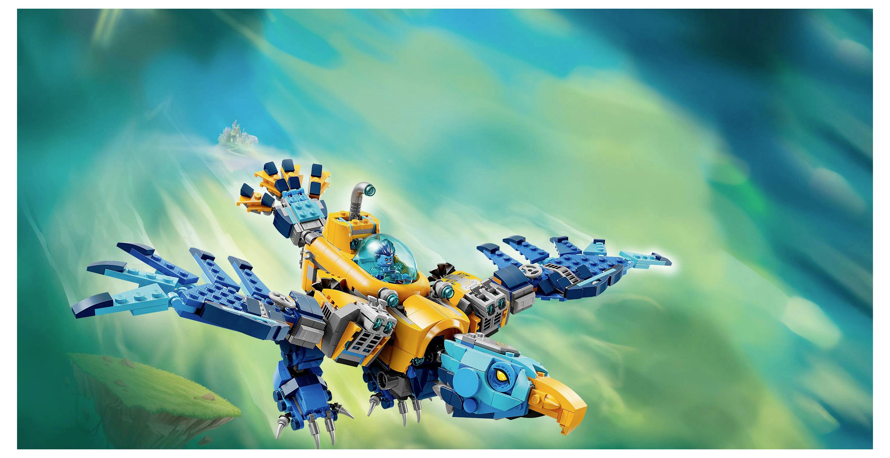 Un oiseau robotique bleu et orange, ressemblant à un aigle, avec des ailes articulées, vole contre un arrière-plan vert et bleu-vert flou.