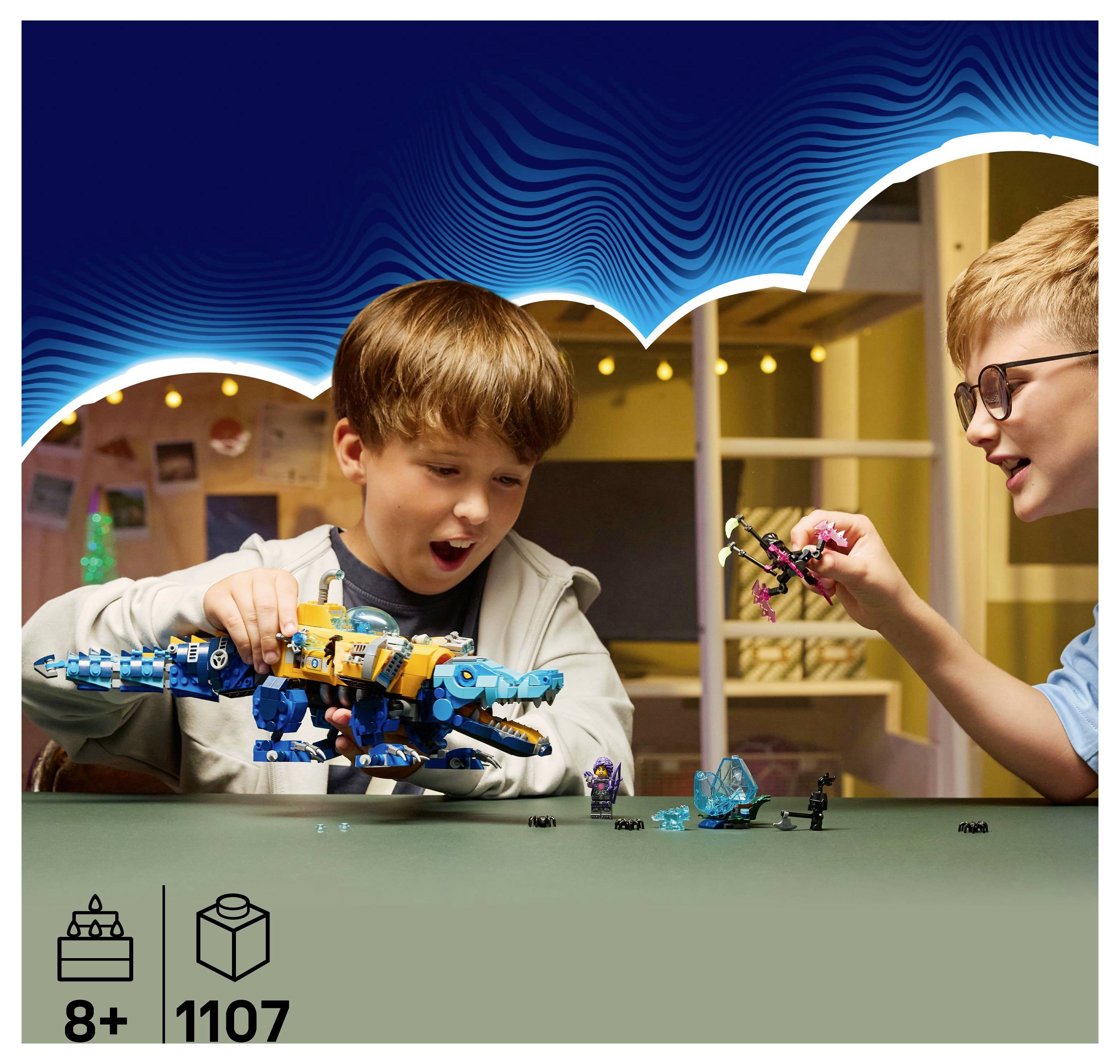 Deux enfants jouent avec enthousiasme avec des jouets de construction colorés sur une table, sur un fond décoré. Convient aux enfants de 8 ans et plus.