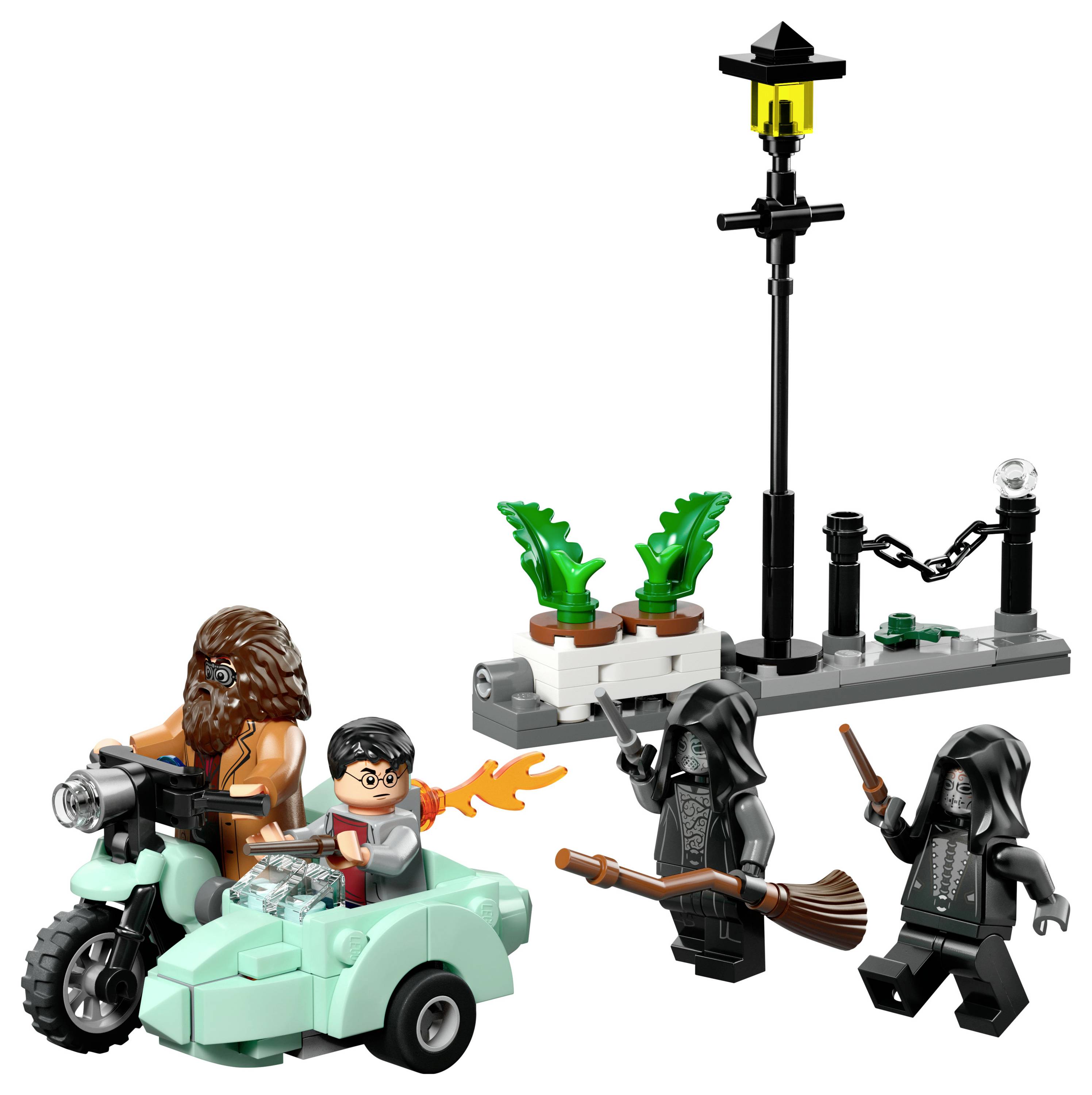 Scène Lego avec des personnages sur une moto et un side-car, poursuivis par deux figures encapuchonnées. L'arrière-plan comprend un lampadaire et des plantes.