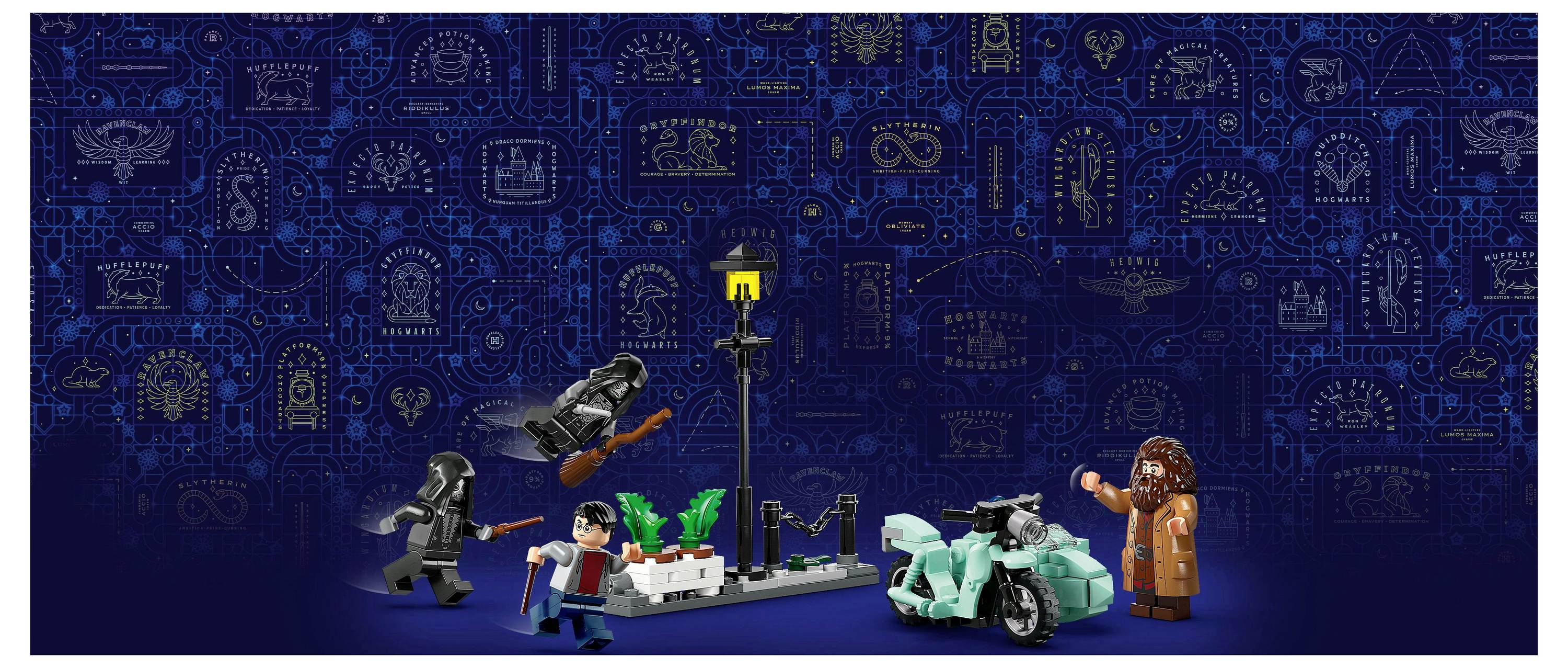 Scène LEGO avec des personnages de Harry Potter dans un cadre magique. Comprend une moto, un lampadaire et un arrière-plan mystique.