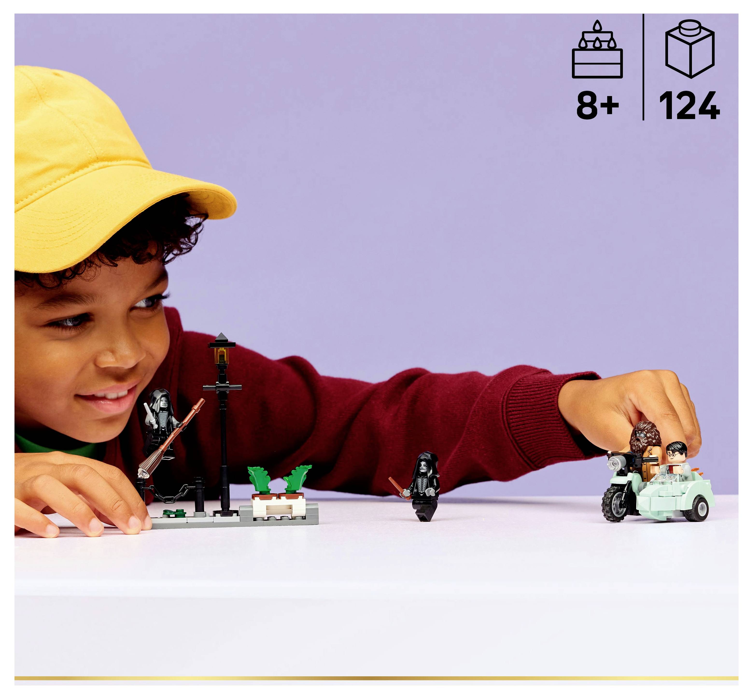 Un enfant portant une casquette jaune joue avec un ensemble de jeux de construction comprenant des figurines et une moto. Des icônes indiquent un âge recommandé de 8+ et 124 pièces.