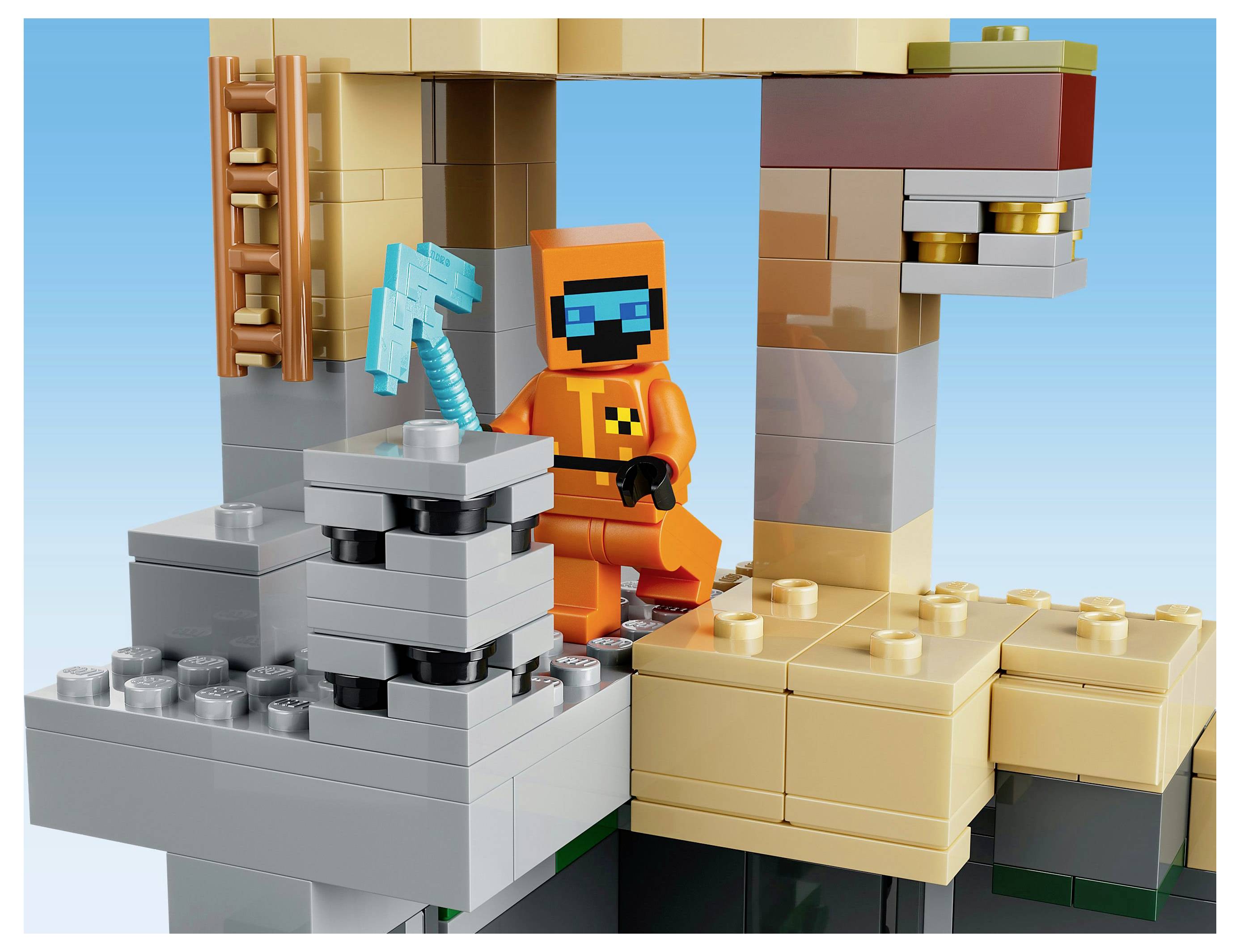 Un personnage LEGO vêtu d'un équipement minier orange tient une pioche bleue, debout sur une structure en briques avec une échelle et une sculpture de serpent dans un environnement lumineux.