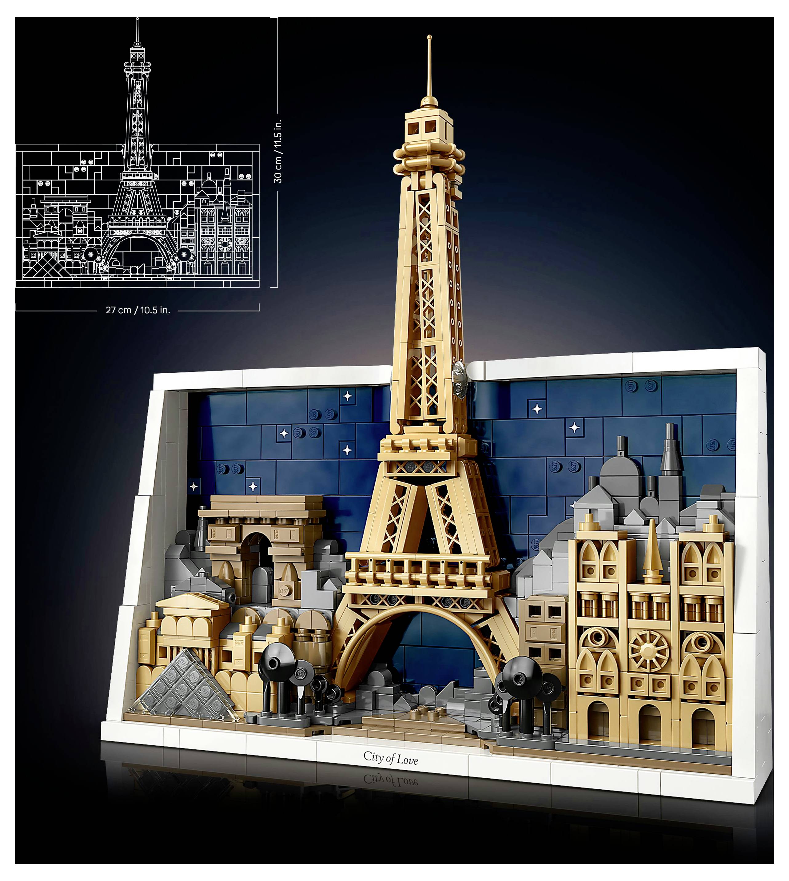 Modèle de la Tour Eiffel en LEGO posé devant un ensemble de bâtiments parisiens, avec un croquis architectural détaillé dans le coin supérieur gauche.