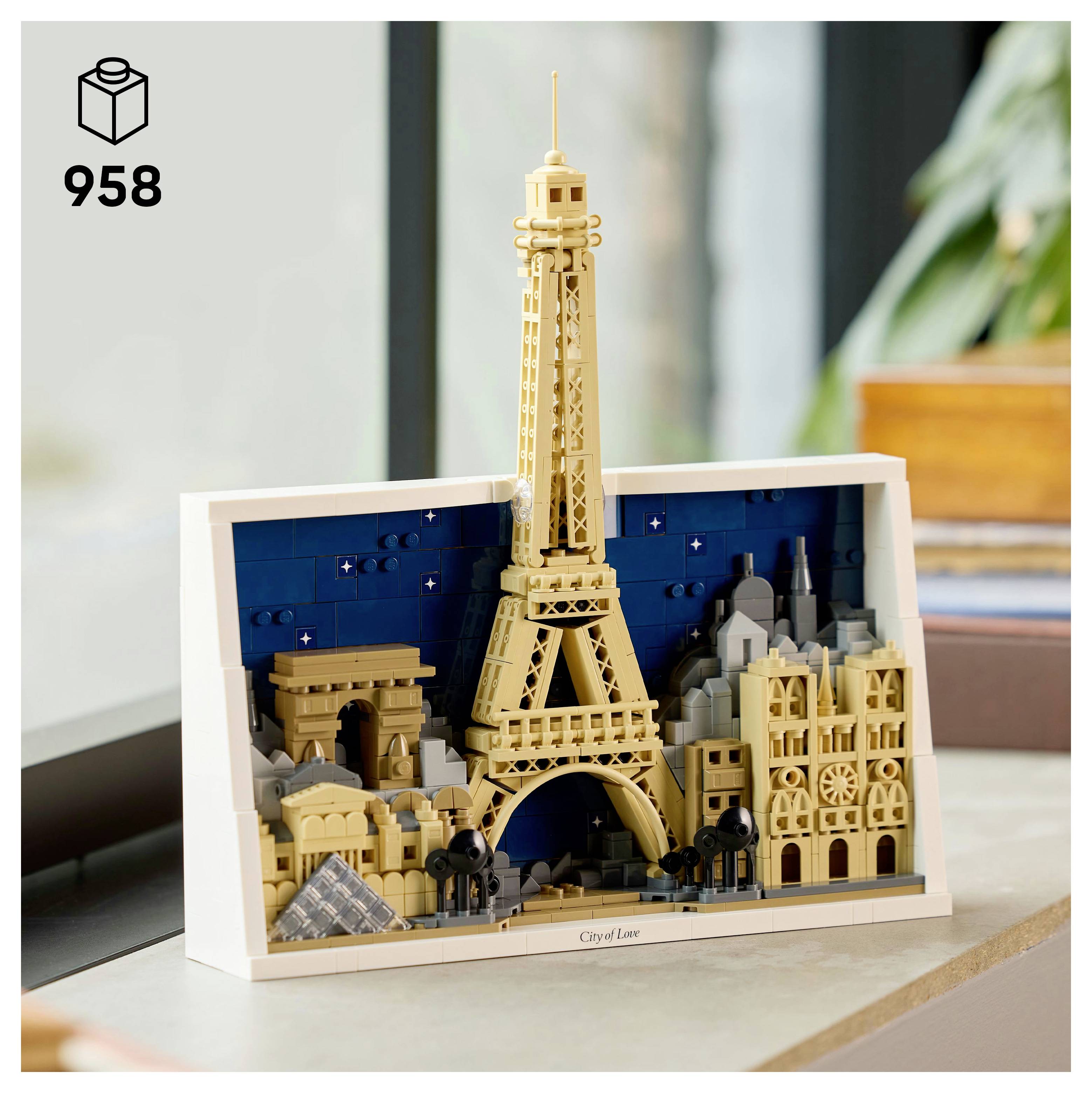 Ensemble Lego Architecture de Paris, présentant la Tour Eiffel, l'Arc de Triomphe et d'autres monuments emblématiques dans une composition décorative.