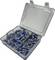 Boîte en plastique ouverte avec plusieurs compartiments, chacun rempli de raccords de tuyauterie noirs et bleus organisés par type.