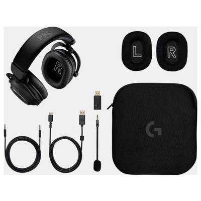 Casque gaming Logitech avec microphone amovible, adaptateur USB, câbles audio, coussinets d'oreille supplémentaires étiquetés « L » et « R », et étui de transport.