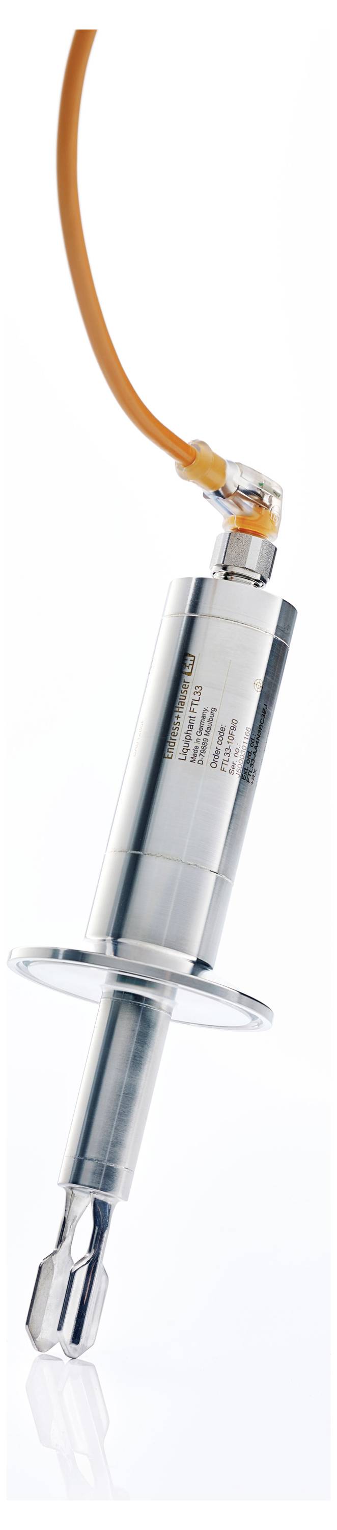 Une sonde capteur en acier inoxydable avec un câble orange attaché, utilisée pour des mesures industrielles, isolée sur un fond blanc.