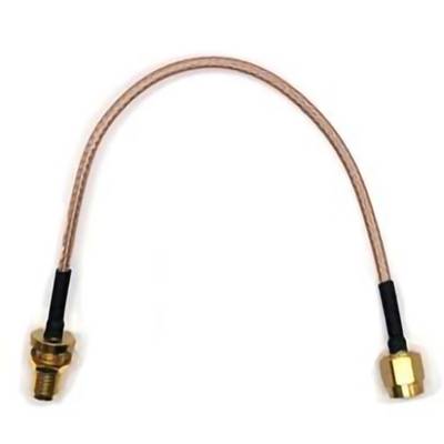 Un tuyau flexible en métal tressé avec des raccords en laiton à chaque extrémité, conçu pour des applications de plomberie ou de transfert de fluides.