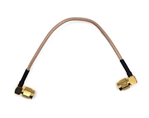 Un câble coaxial court avec des connecteurs à angle droit aux deux extrémités, adapté pour connecter des composants RF dans des espaces restreints.