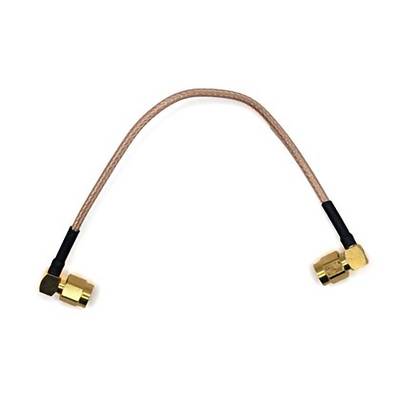 Un câble coaxial court avec des connecteurs à angle droit aux deux extrémités, adapté pour connecter des composants RF dans des espaces restreints.