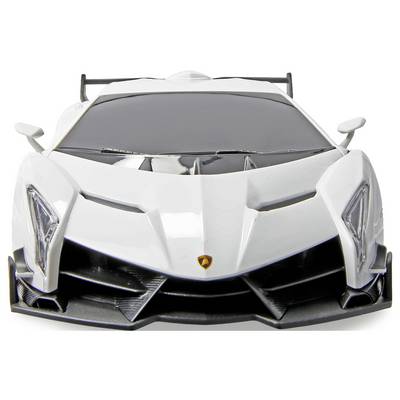 Une voiture de sport blanche élégante aux lignes tranchantes et au profil bas, vue de face, suggérant la vitesse et le luxe.