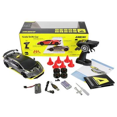 Ensemble de voiture télécommandée pour drift comprend un modèle réduit de voiture, une télécommande, quatre pneus de rechange, des cônes oranges, un chargeur, des piles, un tournevis et un manuel d'instructions.