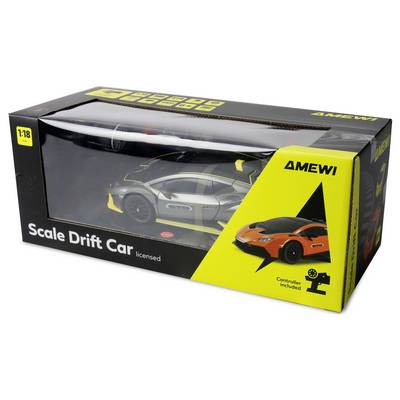 Boîte contenant une voiture télécommandée de drift à l'échelle 1:18 avec le texte 'Télécommande incluse.' La voiture est argentée avec des accents jaunes.