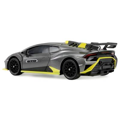 Une voiture de sport élégante, grise avec des roues noires et des accents jaunes, vue de trois-quarts arrière.