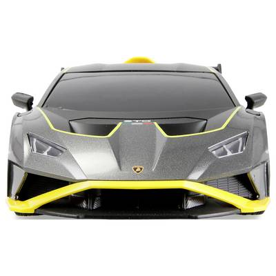 Une voiture de sport élégante, grise avec des touches jaunes et des phares acérés, vue de face, illustrant un design moderne et une carrosserie aérodynamique.