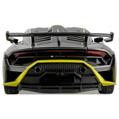 Une voiture de sport noire avec des touches jaunes, vue de l'arrière, présentant un grand aileron et des sorties d'échappement doubles, illustrant un design élégant et la vitesse.