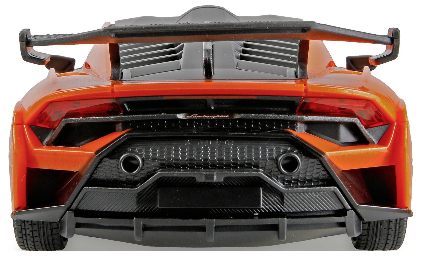 Vue arrière d'une voiture de sport orange avec un grand aileron, des doubles sorties d'échappement et des feux arrière détaillés, mettant en valeur le design agressif du véhicule.