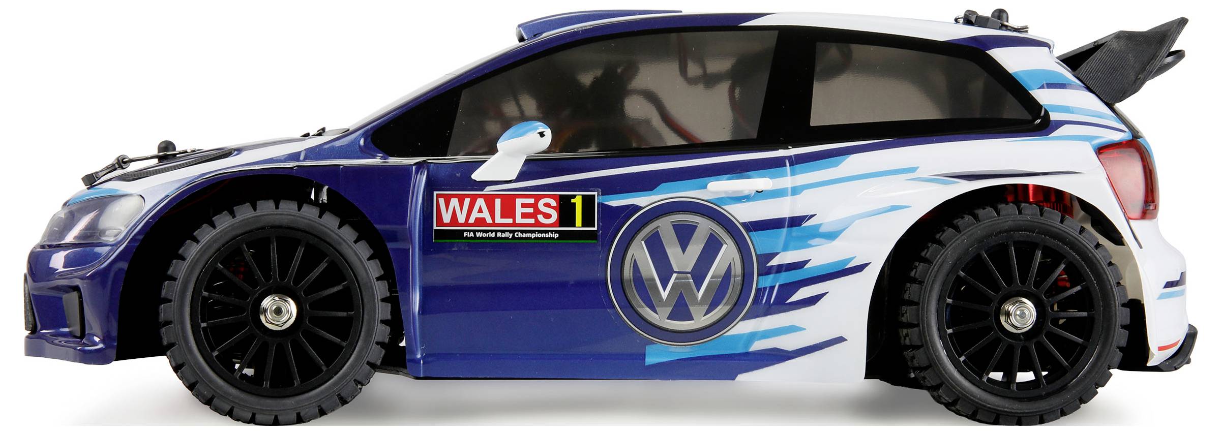 Une voiture de course miniature bleue et blanche avec un logo VW et un autocollant 'Wales' sur le côté, équipée de roues noires et présentant un design aérodynamique.