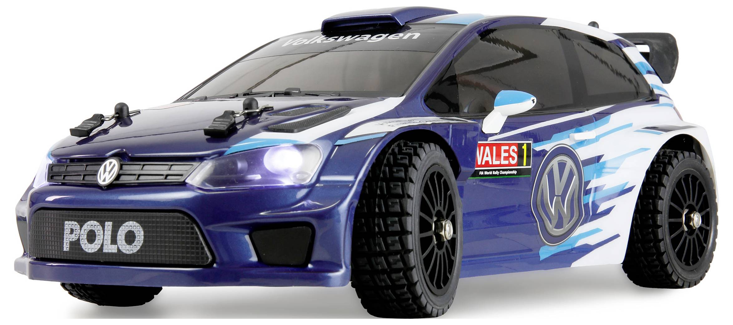 Une voiture télécommandée Volkswagen Polo bleue, avec des décalcomanies sportives et des détails réalistes, y compris le marquage de la marque et des pneus noirs.