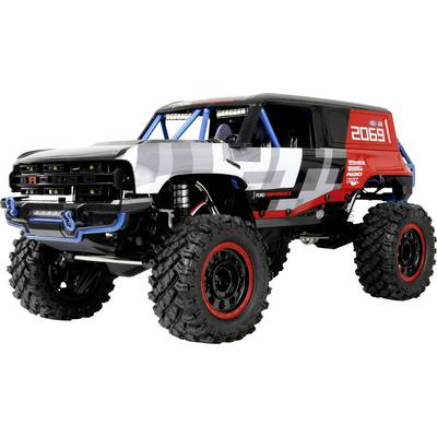 Un camion télécommandé (RC) tout-terrain de grande taille, doté de pneus surdimensionnés et d'une carrosserie blanche, noire et rouge, mettant l'accent sur un design robuste.
