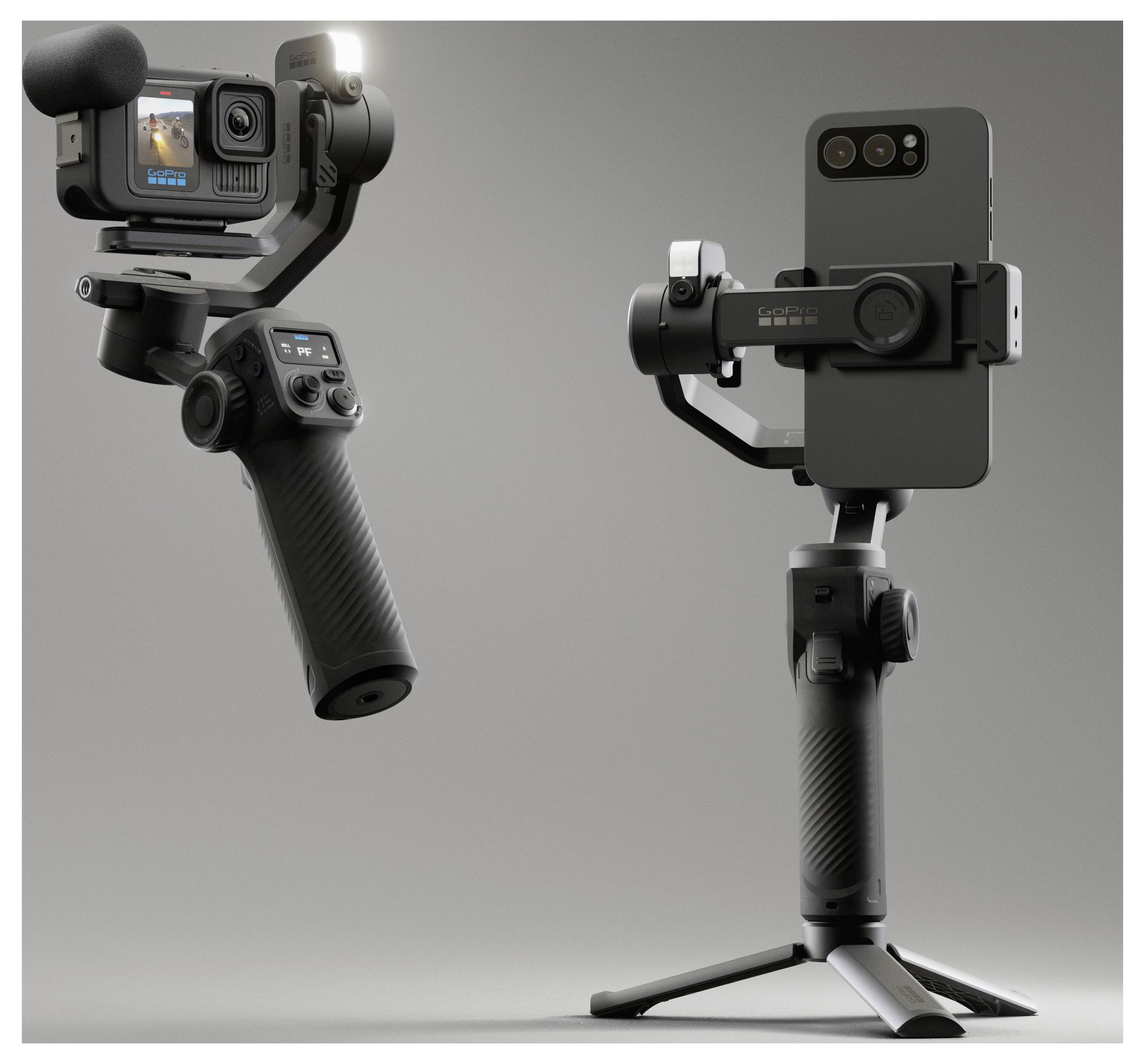 Deux gimbals sont exposés : l'un tient un appareil photo avec flash, l'autre maintient un smartphone. Les deux sont montés sur des trépieds dans un studio bien éclairé.