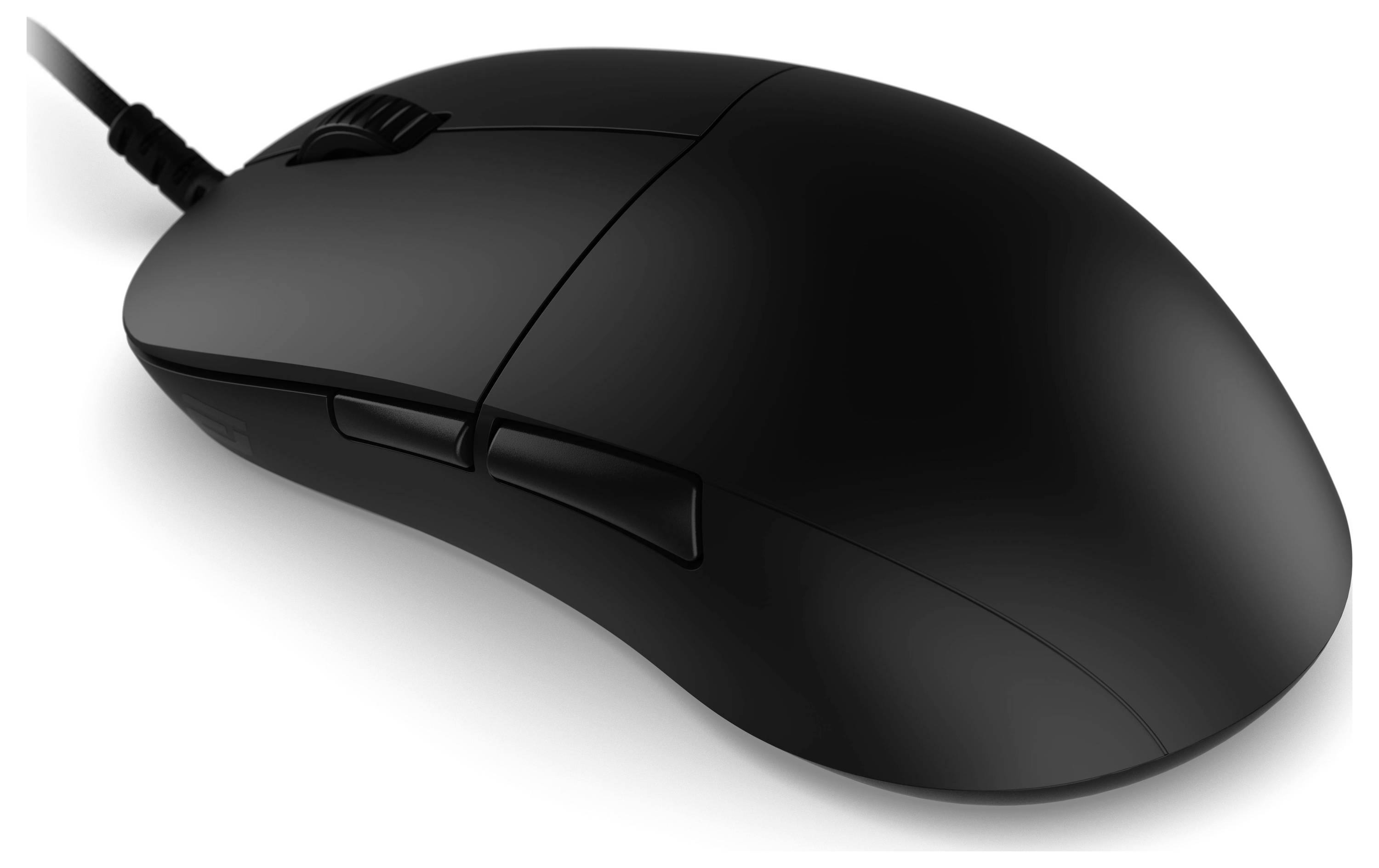 Une souris d'ordinateur noire filaire avec une molette de défilement et deux boutons latéraux sur un fond blanc.