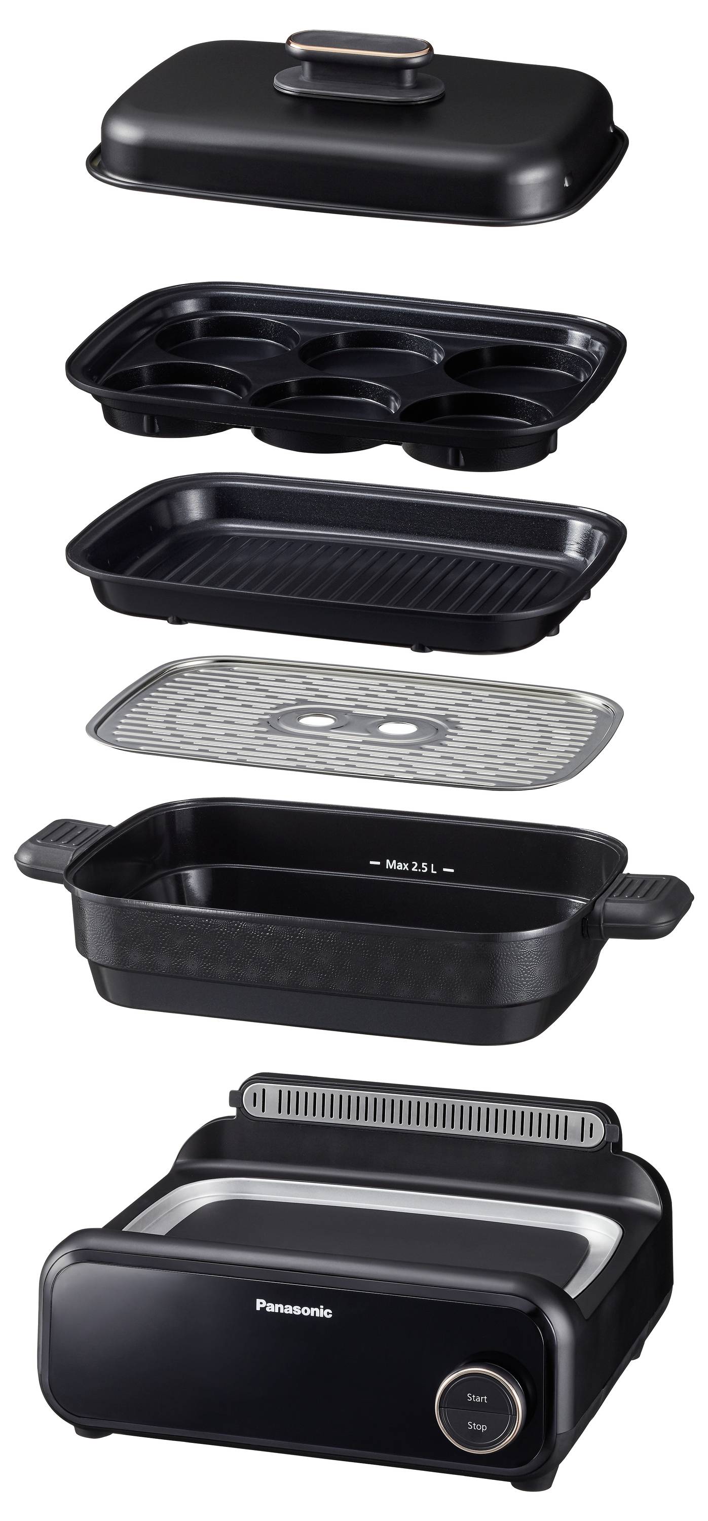 Un appareil de cuisson multifonctionnel noir Panasonic avec différents plateaux amovibles pour la cuisson à la vapeur, le gril et la cuisson au four.