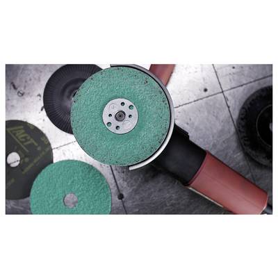 Un meuleuse d'angle avec un disque de meulage bleu-vert est posée sur une surface métallique, entourée de plusieurs disques. L'outil semble prêt à être utilisé.