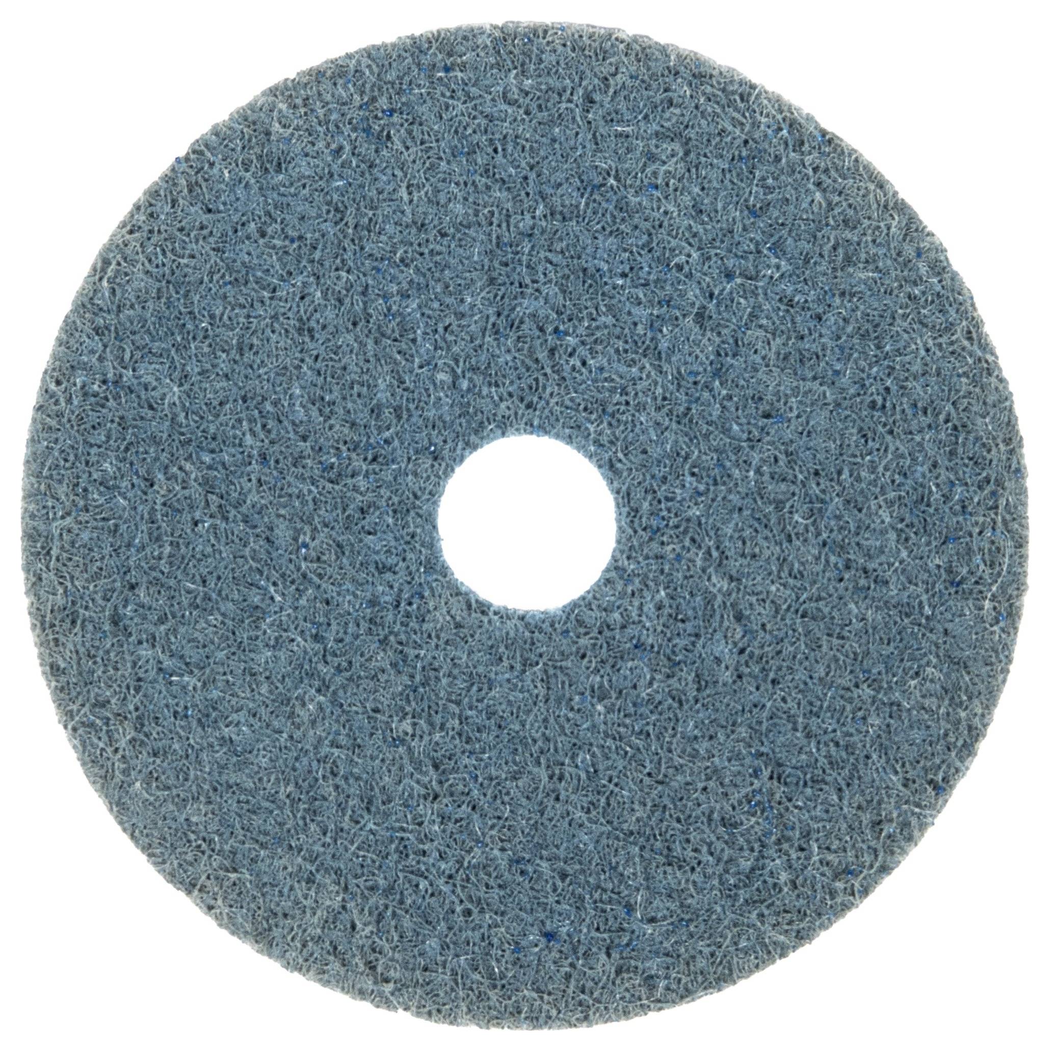 Un tampon de nettoyage circulaire bleu avec un trou central, utilisé pour nettoyer et polir des surfaces.