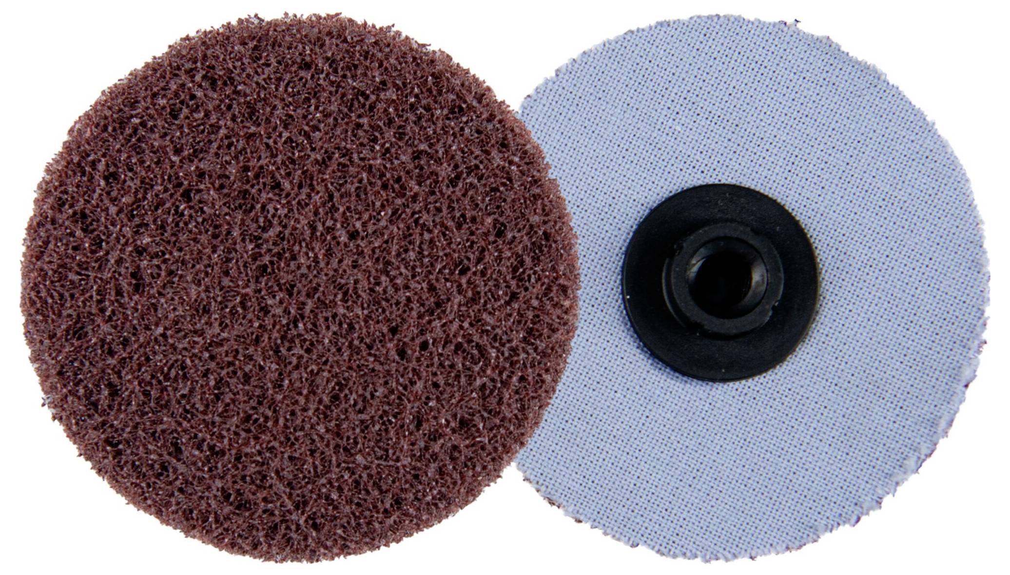 Deux disques abrasifs, l'un avec une surface texturée rouge-brune et l'autre avec une surface semblable à un tissu bleu, sont présentés côte à côte.