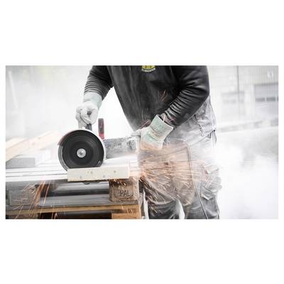 Ouvrier découpant une pièce métallique avec une scie circulaire, produisant des étincelles. Porte des gants de protection et des vêtements de sécurité, soulignant l'importance de la sécurité dans les travaux de construction.