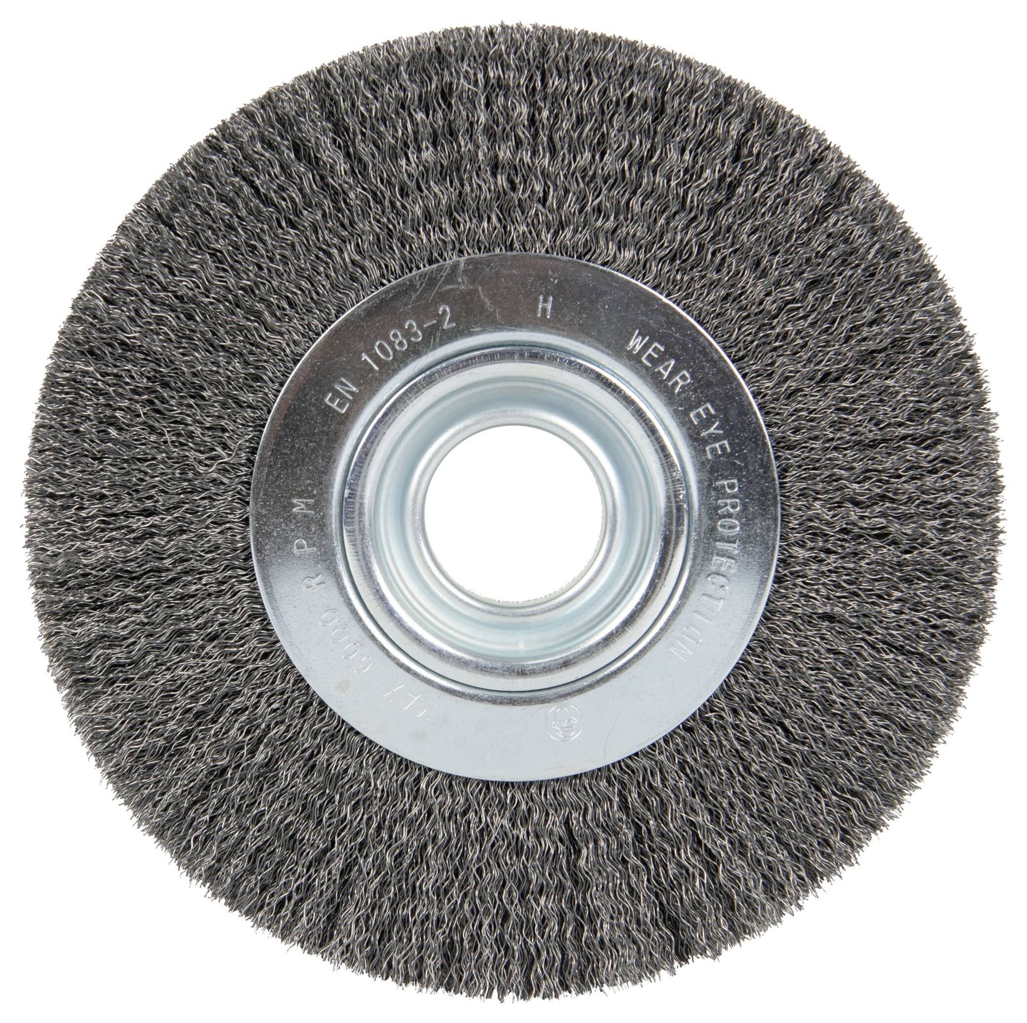 Un brosse métallique circulaire avec un trou central, utilisée pour nettoyer ou polir des surfaces. L'anneau métallique extérieur contient du texte.