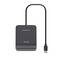 Un lecteur de cartes USB-C noir avec un emplacement sur l'avant et un câble connecté au-dessus. Le nom de la marque « Trust » est visible sur l'appareil.