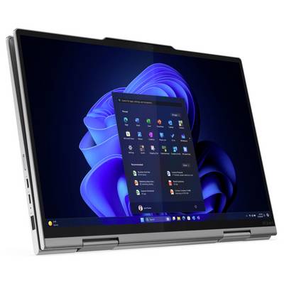 Un ordinateur portable en mode tablette affiche l'écran d'accueil de Windows 11 avec des applications. L'arrière-plan est un motif abstrait bleu.