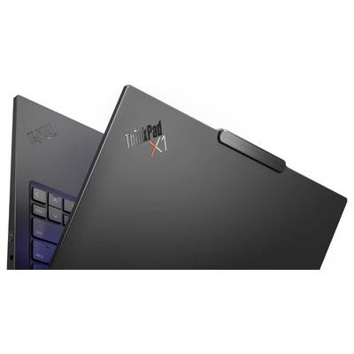Deux couvercles de portable ouverts avec le logo 'ThinkPad X1', montrant un design élégant et moderne.