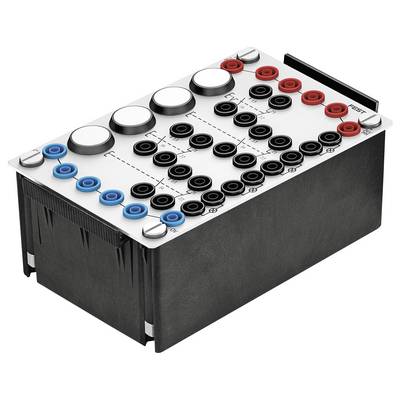 Un appareil de test électrique noir et blanc avec plusieurs rangées de prises rouges, noires et bleues, étiqueté pour les tests de courant et de tension.