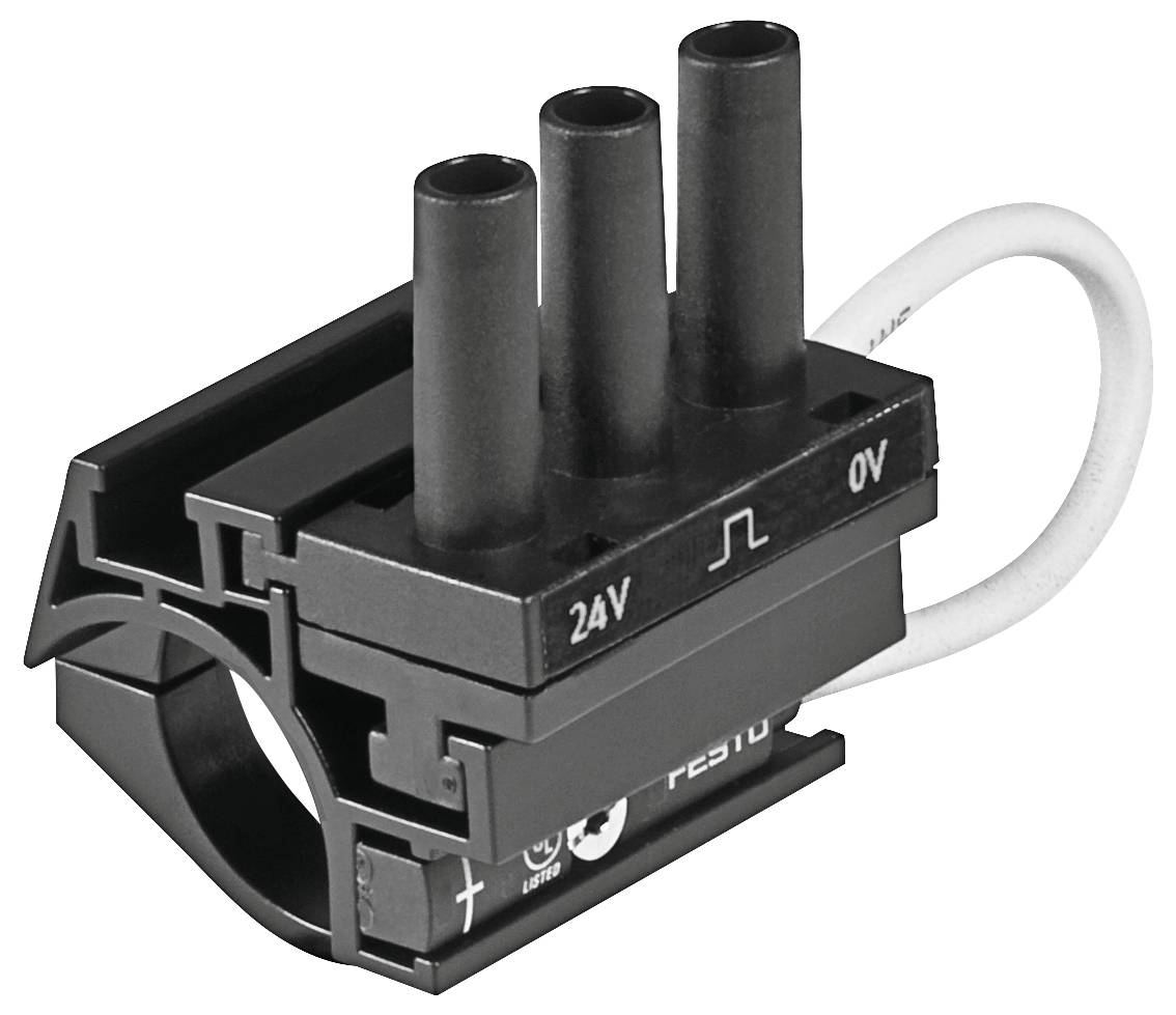 Un connecteur électrique noir avec trois ports étiquetés « 24V », une icône, et « 0V », présentant un petit fil blanc attaché sur le côté.