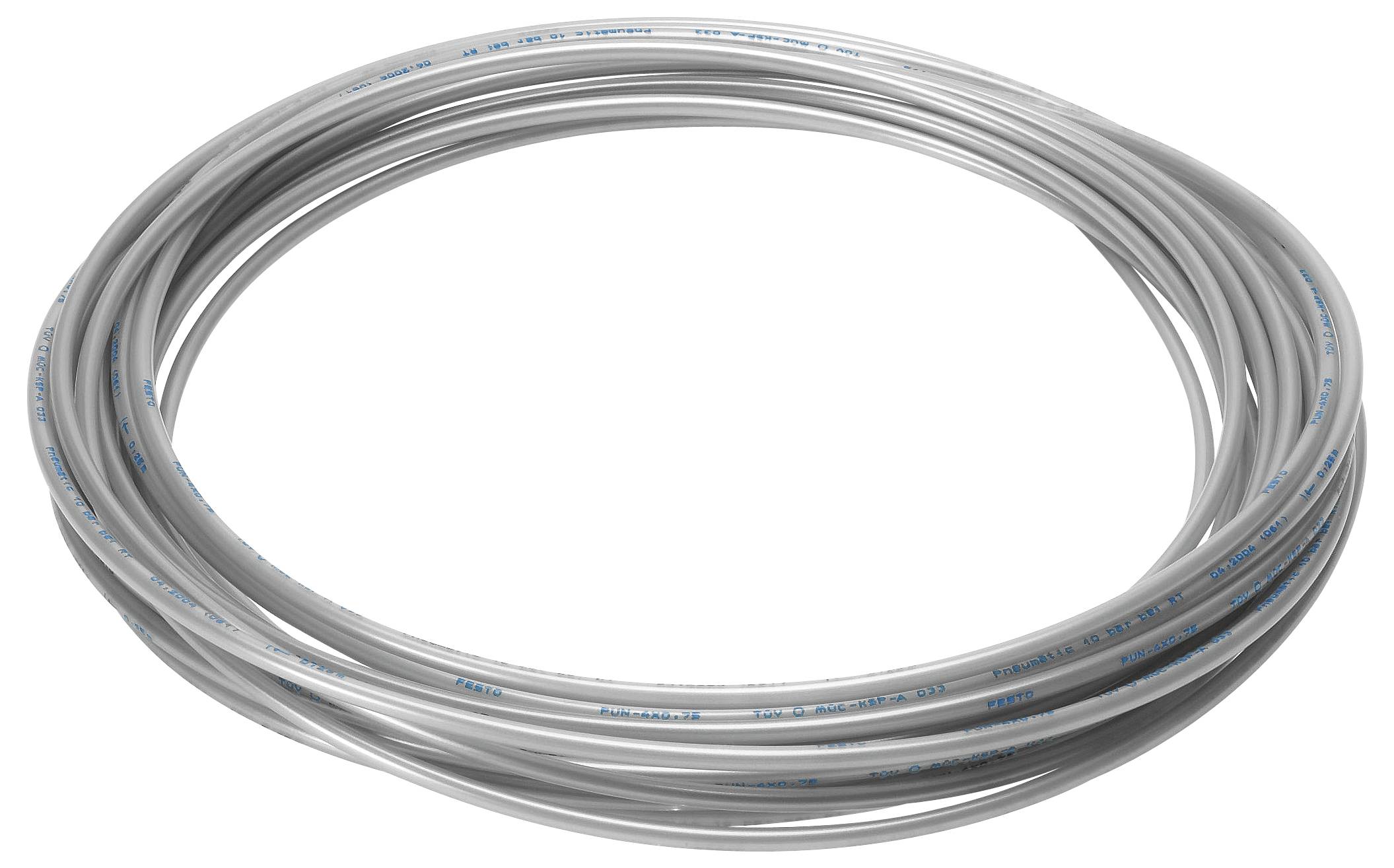 Un tuyau gris enroulé, utilisé pour diverses applications en plomberie ou industrielles, reposant contre un fond blanc.