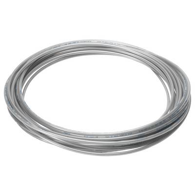 Un tuyau gris enroulé, utilisé pour diverses applications en plomberie ou industrielles, reposant contre un fond blanc.