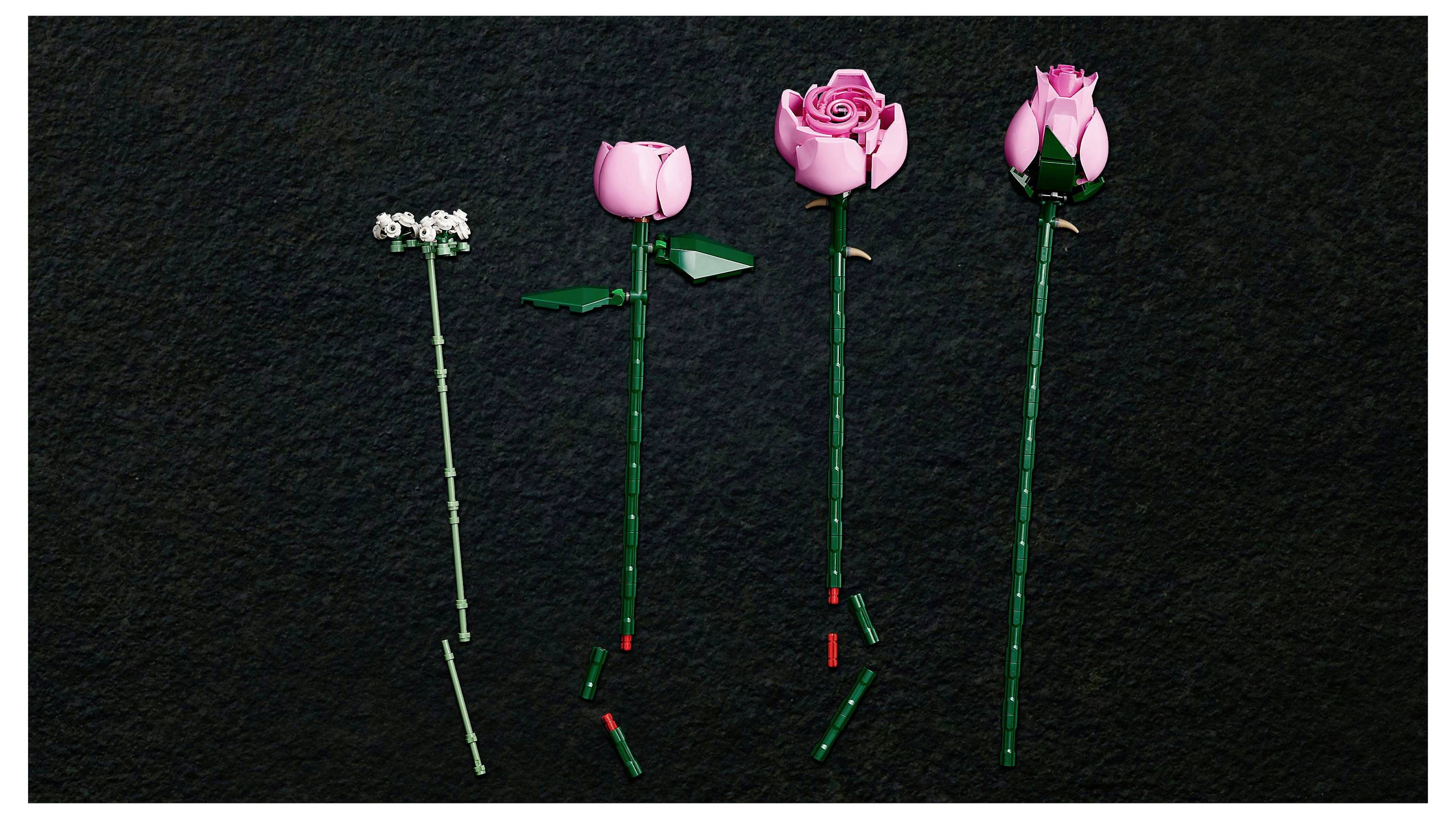 « Quatre fleurs LEGO à différents stades de floraison sont disposées sur une surface sombre, illustrant les étapes de montage depuis la tige jusqu'à la fleur complètement épanouie. »