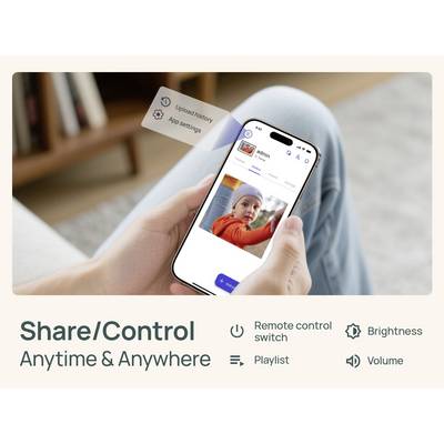 Une personne tient un smartphone affichant une vidéo d'enfant ; le texte indique « Partager/Contrôler à tout moment et où que vous soyez » avec des icônes de télécommande, liste de lecture, luminosité et volume.